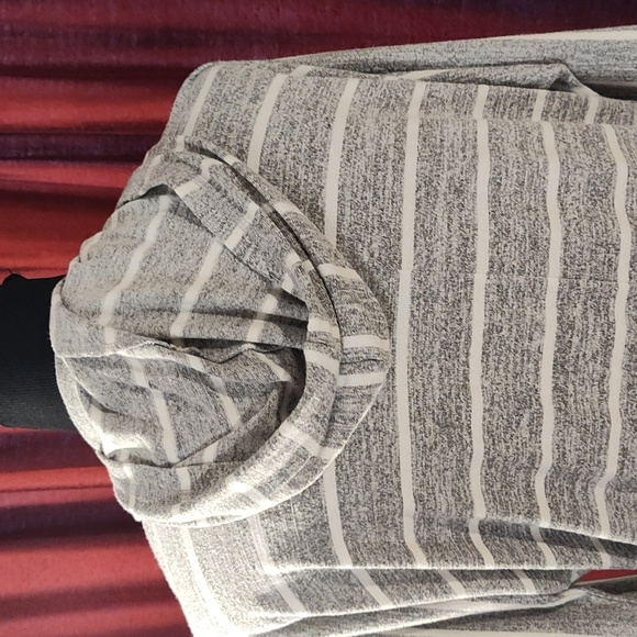 Sweatshirt with pockets and hoodie - Picture 4 of 5